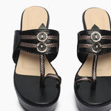 Wedge Kohalpuris black front zoom